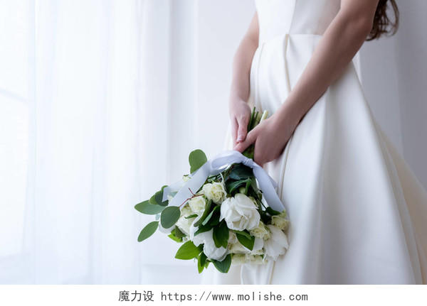 传统服饰中新娘的裁剪视图举行婚礼花束